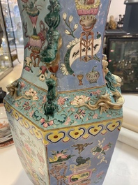 Een Chinese hexagonale famille rose vaas met antiquiteiten, 19e eeuw
