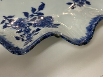 Een Chinese blauw-witte bladvormige schotel, Qianlong
