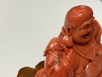 Une figure de Bouddha en corail rouge sculpt&eacute;, Chine, R&eacute;publique