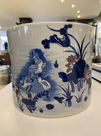 Een grote Chinese blauw-witte en koperrode penselenbeker, 19e eeuw