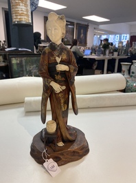 Un okimono d'une geisha en bois, laque, ivoire et nacre, Japon, Meiji, 19&egrave;me