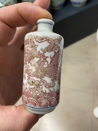 Five Chinese blue, white and copper-red snuff bottles, 18/20th C.