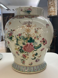 Een grote Chinese famille rose dekselvaas, 19e eeuw