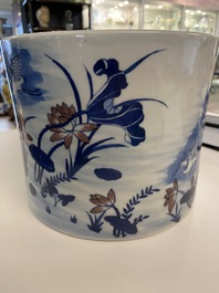 Een grote Chinese blauw-witte en koperrode penselenbeker, 19e eeuw