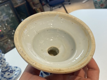 Een paar Chinese blauw-witte kandelaars, Kangxi