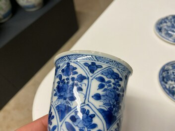 Une paire de gobelets couverts en porcelaine de Chine en bleu et blanc, Kangxi