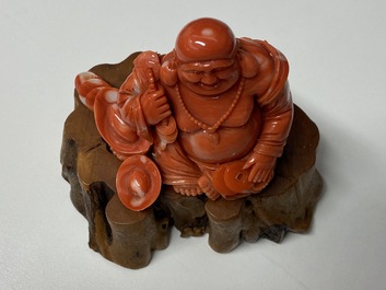 Une figure de Bouddha en corail rouge sculpt&eacute;, Chine, R&eacute;publique