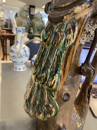 Une paire de grands paons sur tronques d'arbres en gr&egrave;s polychrome, Chine, Shiwan, 19&egrave;me