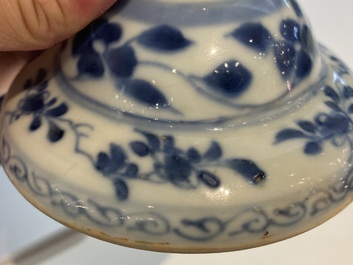 Een paar Chinese blauw-witte kandelaars, Kangxi