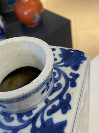 Une bouteille de forme carr&eacute;e en porcelaine de Chine en bleu et blanc, Kangxi