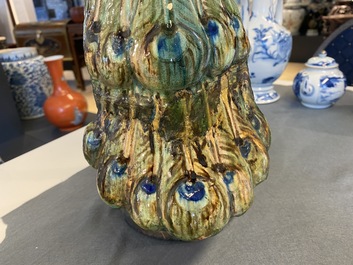 Une paire de grands paons sur tronques d'arbres en gr&egrave;s polychrome, Chine, Shiwan, 19&egrave;me