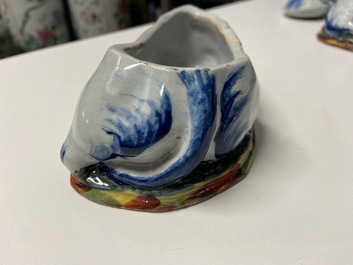 Een paar polychrome Delftse terrines in de vorm van koeien, 18e eeuw