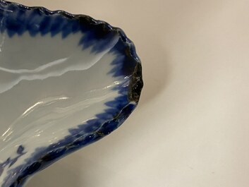 Een Chinese blauw-witte bladvormige schotel, Qianlong