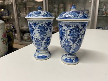 Une paire de gobelets couverts en porcelaine de Chine en bleu et blanc, Kangxi