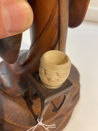 Un okimono d'une geisha en bois, laque, ivoire et nacre, Japon, Meiji, 19&egrave;me