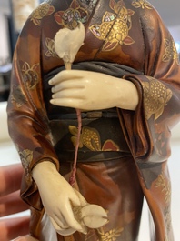 Un okimono d'une geisha en bois, laque, ivoire et nacre, Japon, Meiji, 19&egrave;me