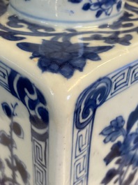 Une bouteille de forme carr&eacute;e en porcelaine de Chine en bleu et blanc, Kangxi