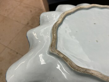 Een Chinese blauw-witte bladvormige schotel, Qianlong