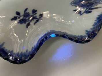 Een Chinese blauw-witte bladvormige schotel, Qianlong