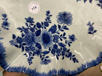 Een Chinese blauw-witte bladvormige schotel, Qianlong