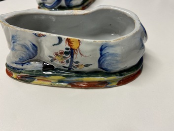 Een paar polychrome Delftse terrines in de vorm van koeien, 18e eeuw