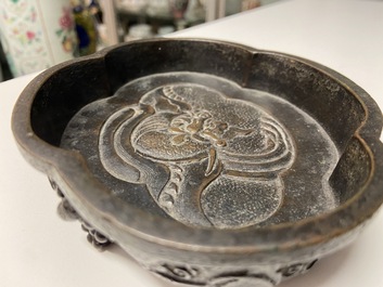 Un lave-pinceaux quadrilobe en bronze, Chine, Kangxi