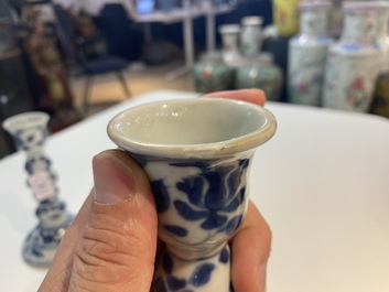 Een paar Chinese blauw-witte kandelaars, Kangxi