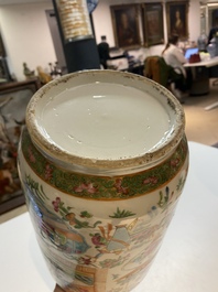 Twee paar Chinese Canton famille rose vazen, 19e eeuw