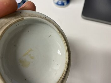 Une paire de gobelets couverts en porcelaine de Chine en bleu et blanc, Kangxi