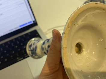 Een paar Chinese blauw-witte kandelaars, Kangxi