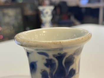 Een paar Chinese blauw-witte kandelaars, Kangxi