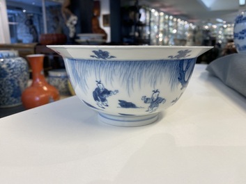 Un bol de type 'klapmuts' en porcelaine de Chine en bleu et blanc, marque de Xuande, Kangxi