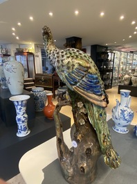 Une paire de grands paons sur tronques d'arbres en gr&egrave;s polychrome, Chine, Shiwan, 19&egrave;me