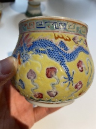 Een Chinese tazza, een dekselkom en een wijnkop met draken op gele fondkleur, 19/20e eeuw