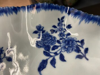 Een Chinese blauw-witte bladvormige schotel, Qianlong