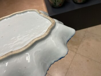Een Chinese blauw-witte bladvormige schotel, Qianlong