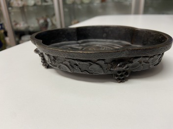 Un lave-pinceaux quadrilobe en bronze, Chine, Kangxi