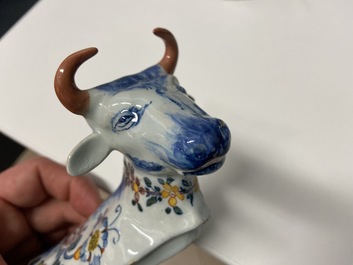 Een paar polychrome Delftse terrines in de vorm van koeien, 18e eeuw