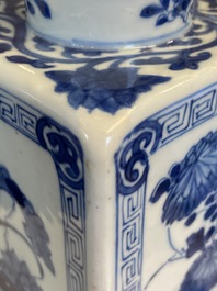 Une bouteille de forme carr&eacute;e en porcelaine de Chine en bleu et blanc, Kangxi
