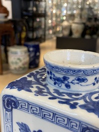 Une bouteille de forme carr&eacute;e en porcelaine de Chine en bleu et blanc, Kangxi