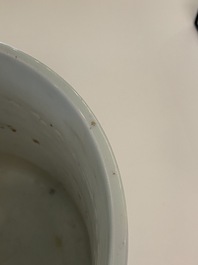 Een grote Chinese blauw-witte en koperrode penselenbeker, 19e eeuw