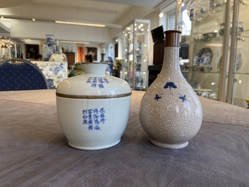 Drie stukken Chinees blauw-wit porselein voor de Thaise markt, 19e eeuw
