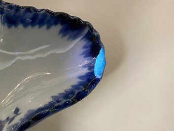 Een Chinese blauw-witte bladvormige schotel, Qianlong