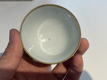 Une tasse et soucoupe en porcelaine de Chine d'exportation &agrave; d&eacute;cor d'un marchand de harengs, Qianlong
