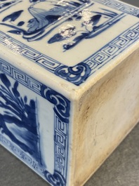 Une bouteille de forme carr&eacute;e en porcelaine de Chine en bleu et blanc, Kangxi