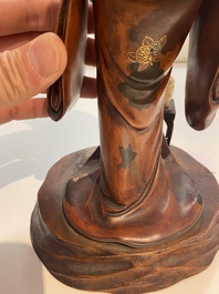 Un okimono d'une geisha en bois, laque, ivoire et nacre, Japon, Meiji, 19&egrave;me