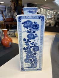 Une bouteille de forme carr&eacute;e en porcelaine de Chine en bleu et blanc, Kangxi