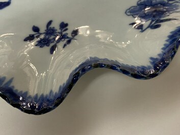 Een Chinese blauw-witte bladvormige schotel, Qianlong