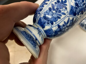Une paire de gobelets couverts en porcelaine de Chine en bleu et blanc, Kangxi