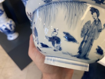Un bol de type 'klapmuts' en porcelaine de Chine en bleu et blanc, marque de Xuande, Kangxi